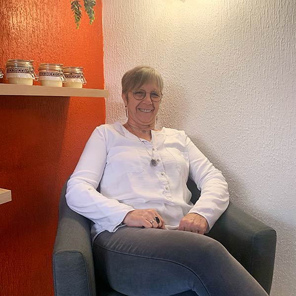 cathy derde assise et souriante